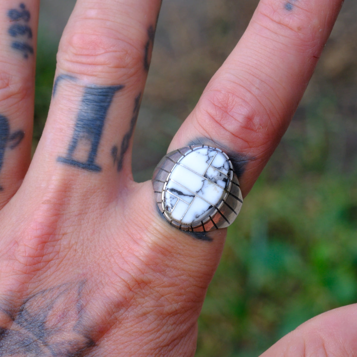Vintage Sterling White Buffalo Inlay Ribbed Band Ring 9.75