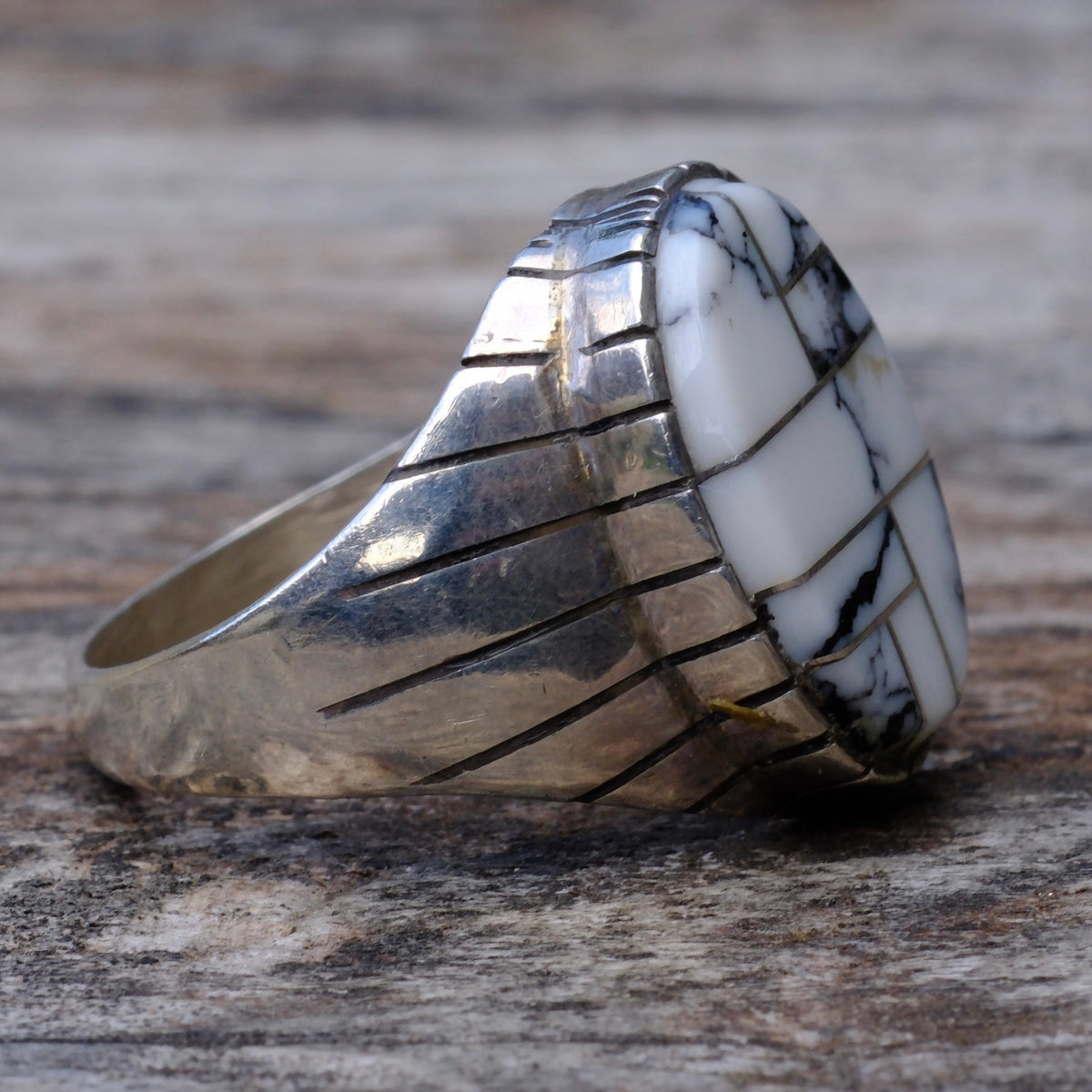 Vintage Sterling White Buffalo Inlay Ribbed Band Ring 9.75