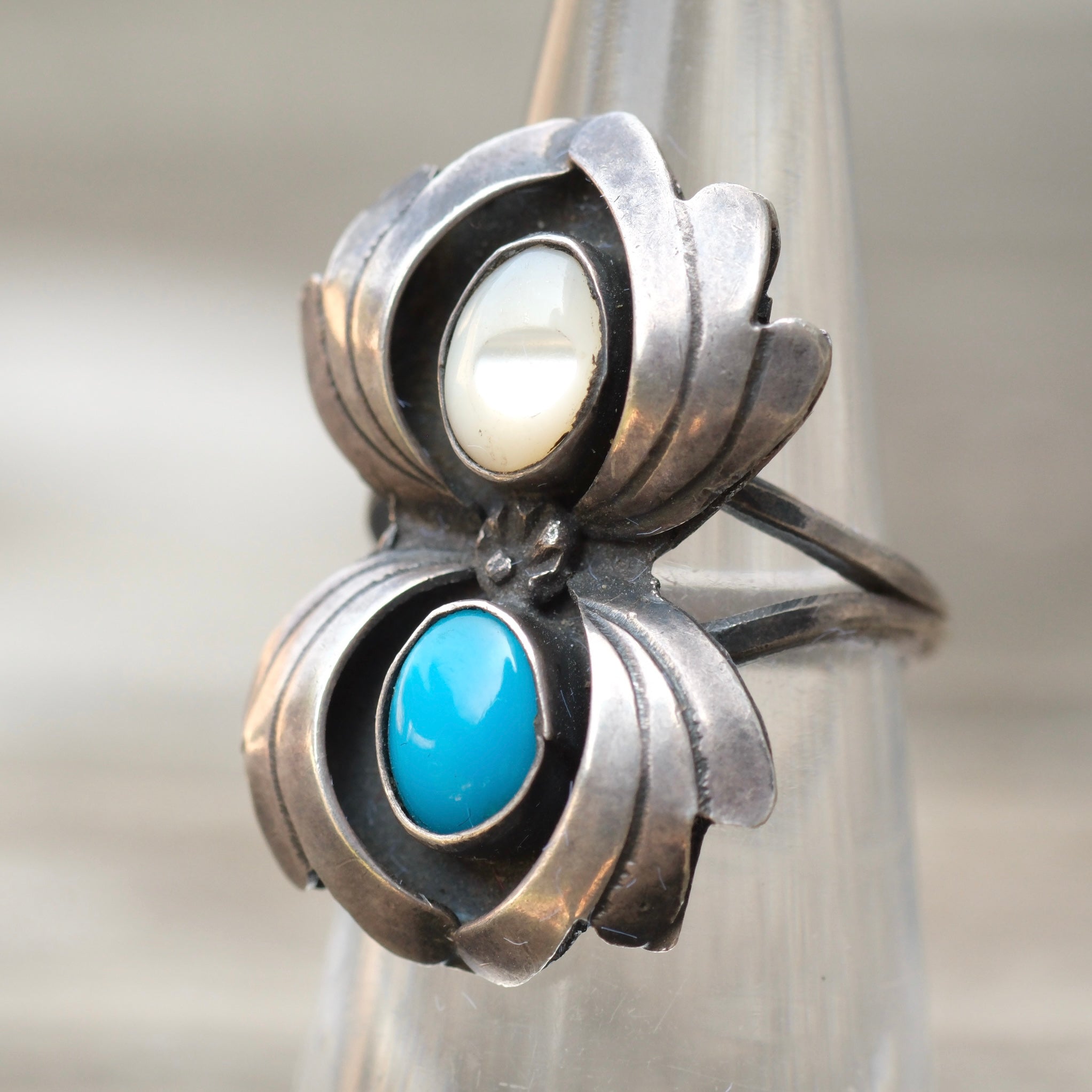 Vintage Sterling Turquoise and Mother Of Pearl Ring 5
