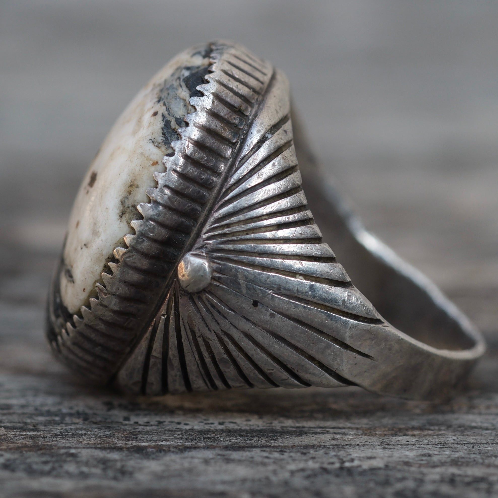 Vintage Sterling White Buffalo Ribbed Band Ring Ring 12.75