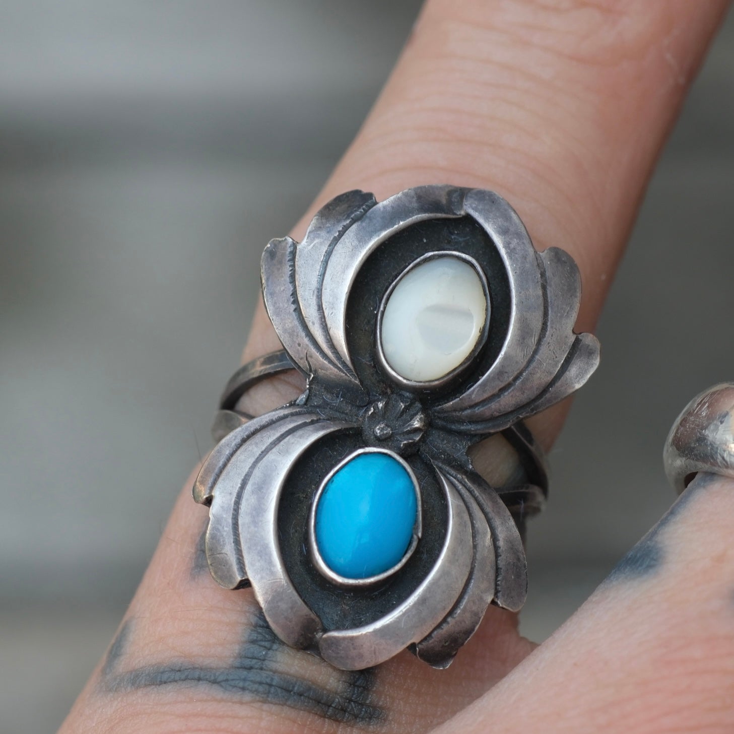 Vintage Sterling Turquoise and Mother Of Pearl Ring 5