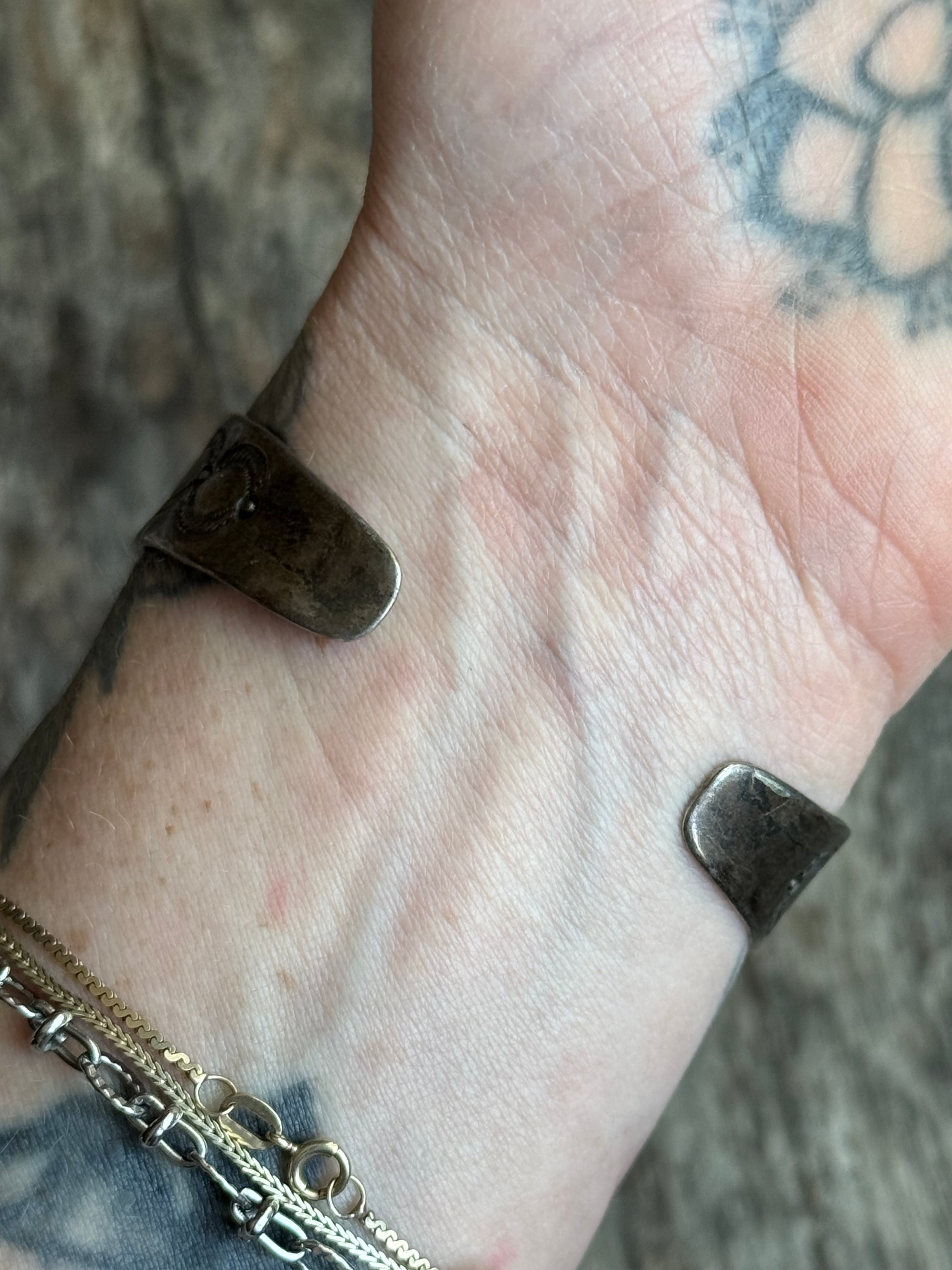 Vintage Sterling Silver Old Pawn Agate Stamped Fan Cuff