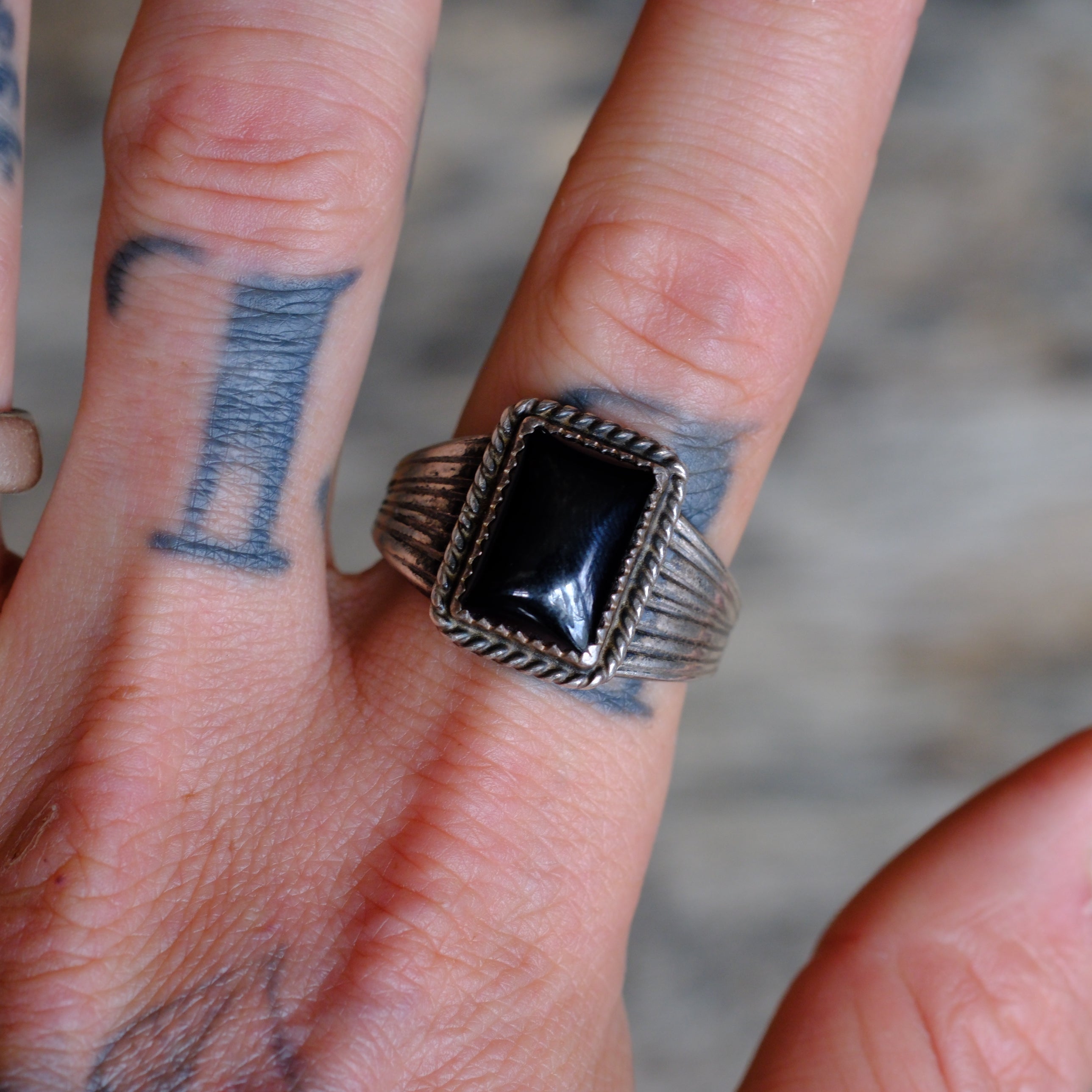Vintage Sterling Onyx Ribbed Band Ring 12.5