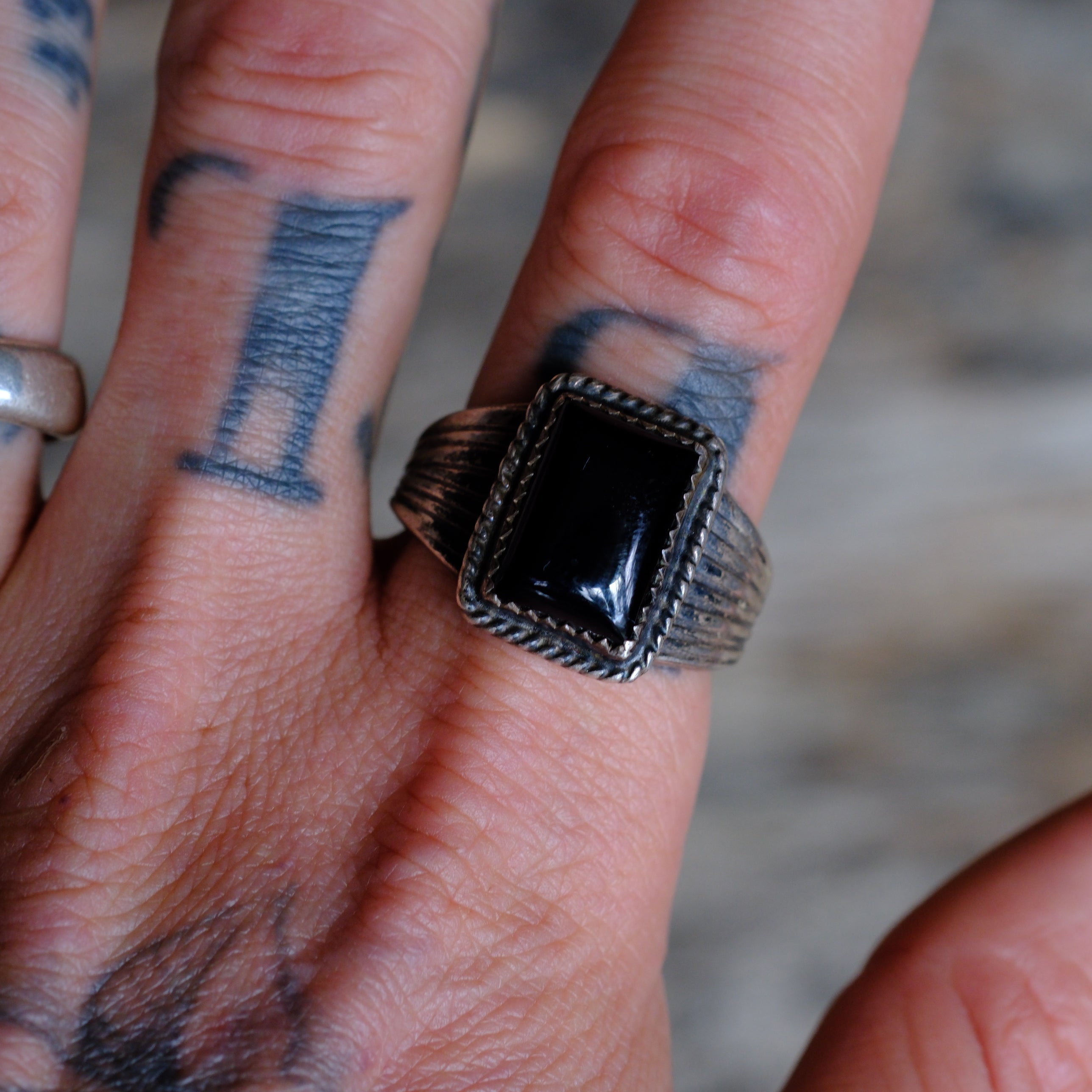 Vintage Sterling Onyx Ribbed Band Ring 12.5