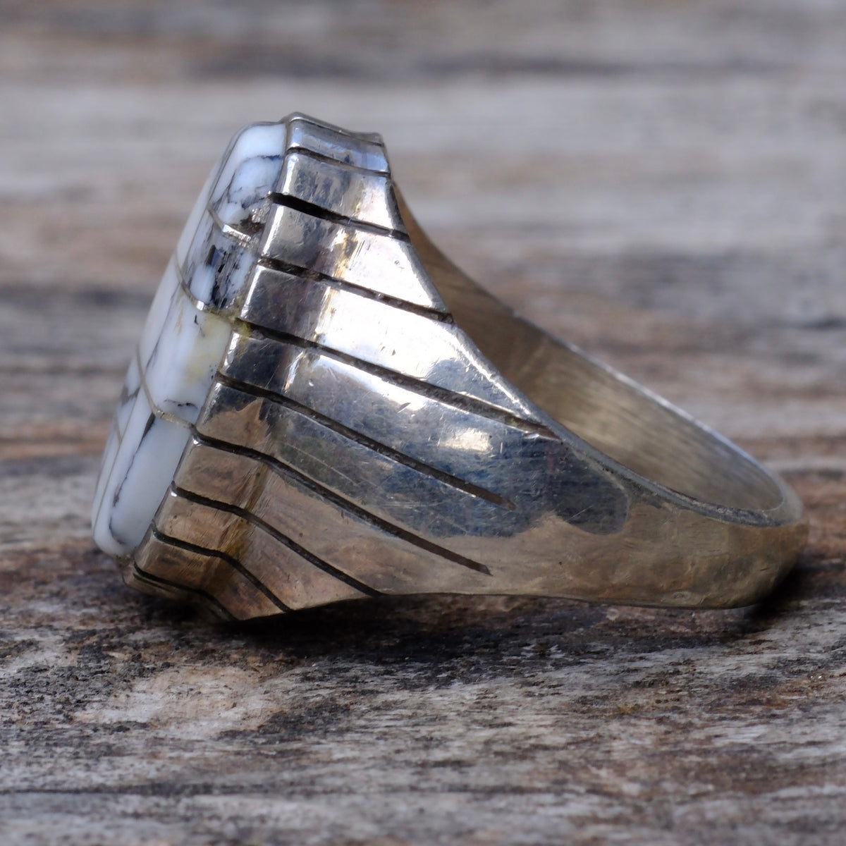 Vintage Sterling White Buffalo Inlay Ribbed Band Ring 9.75