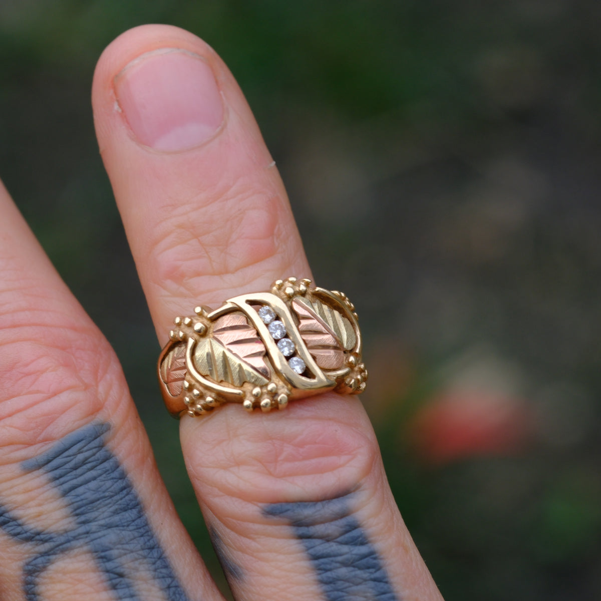 Vintage 10K Solid Gold and Diamond Leaf Ring 5