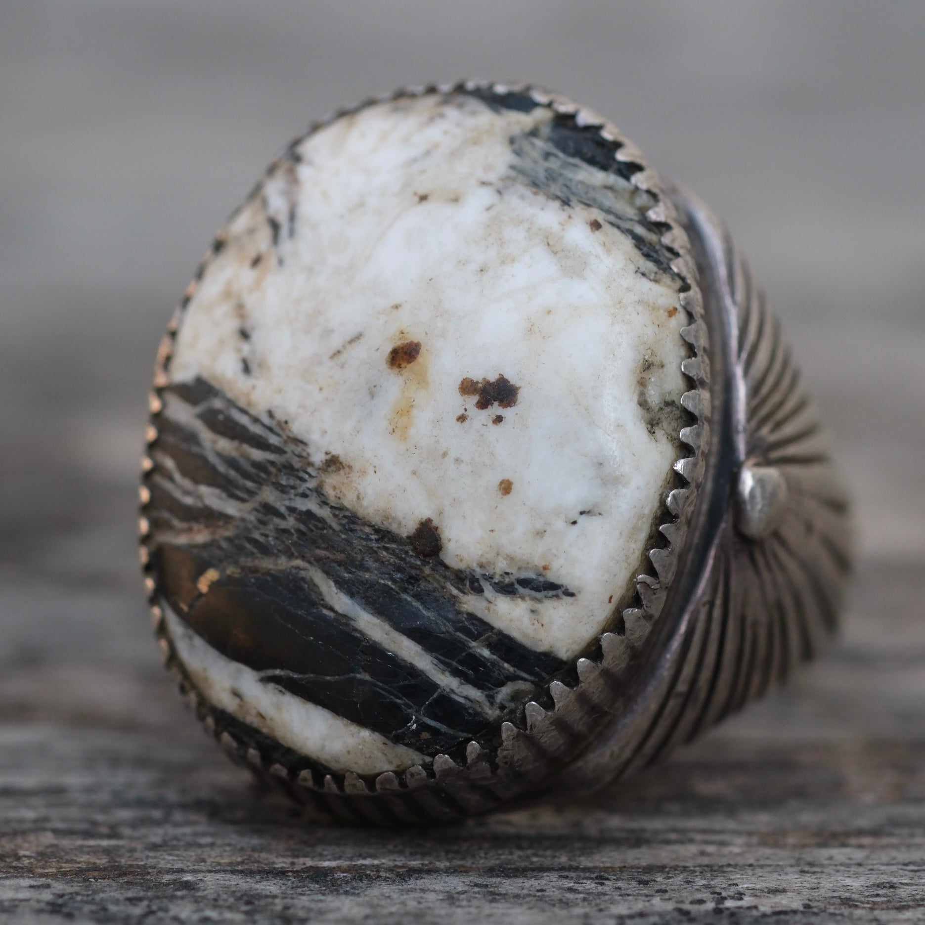 Vintage Sterling White Buffalo Ribbed Band Ring Ring 12.75