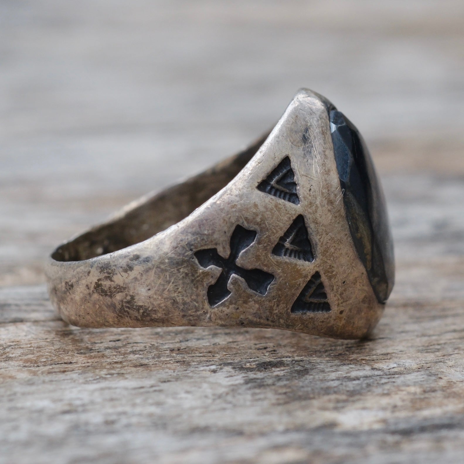 Vintage Sterling Hematite Stamped Arrows Ring 8