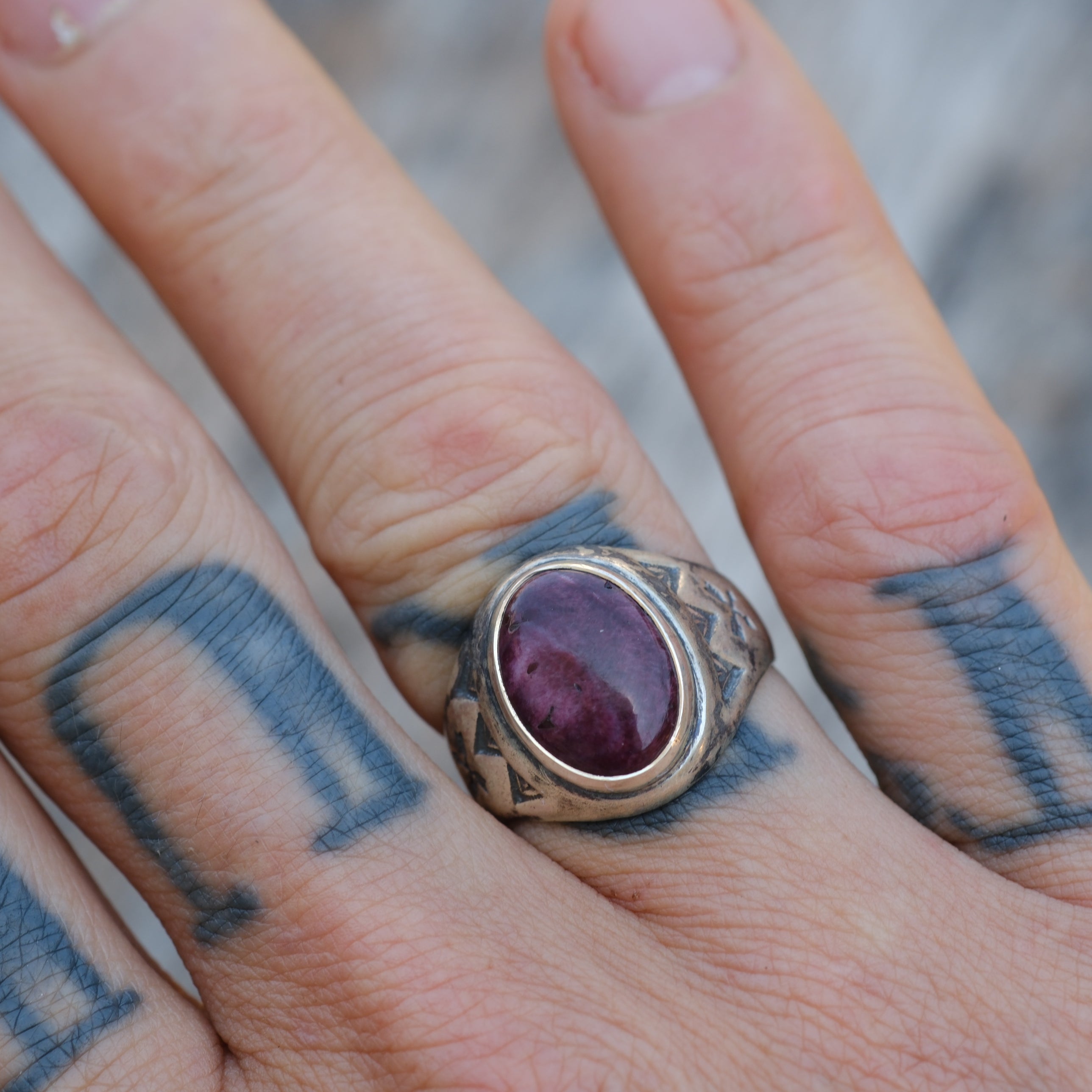Vintage Sterling Purple Spiny Oyster Stamped Arrows Ring 8.5