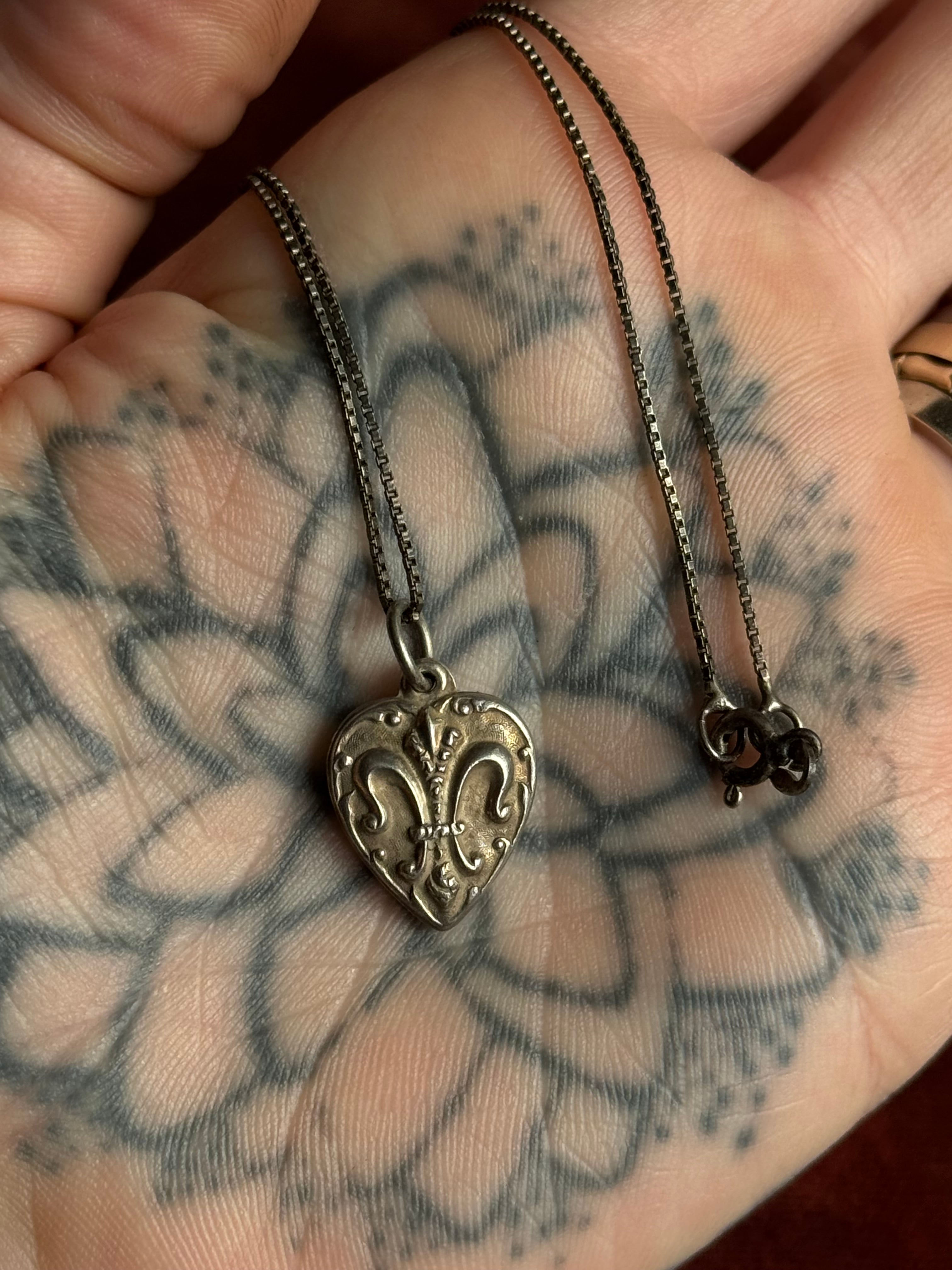 Vintage Sterling Silver Fleur de Lis Forget Me Not Necklace