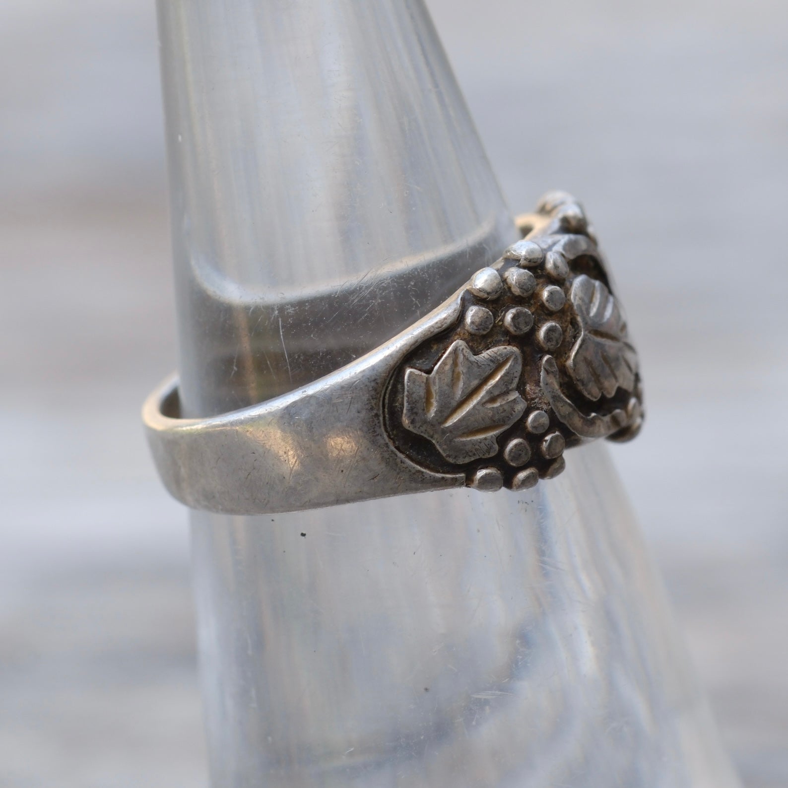 Vintage Sterling Leaf Band Ring 4.75