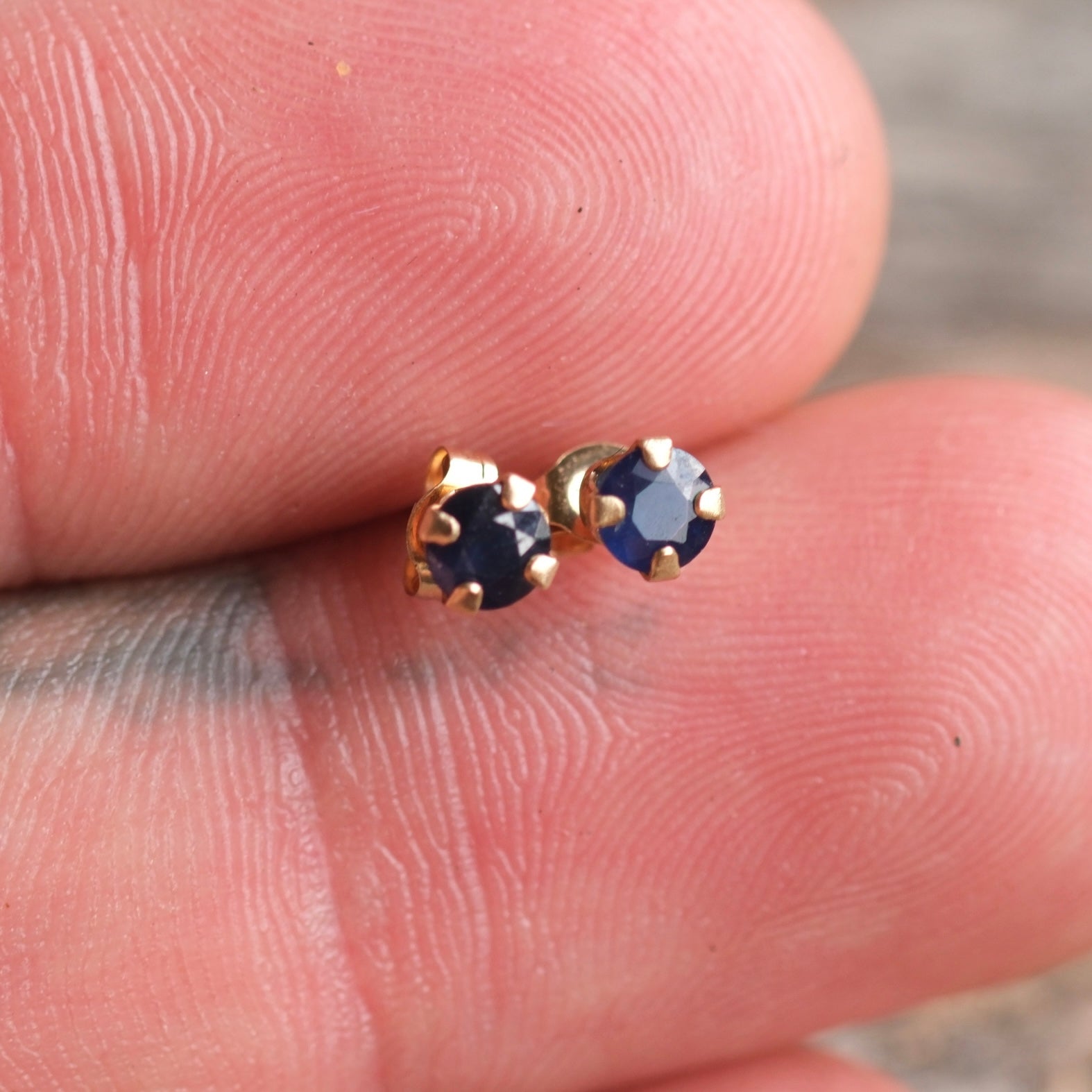 Vintage 14K Gold Blue Saphire Stud Earrings