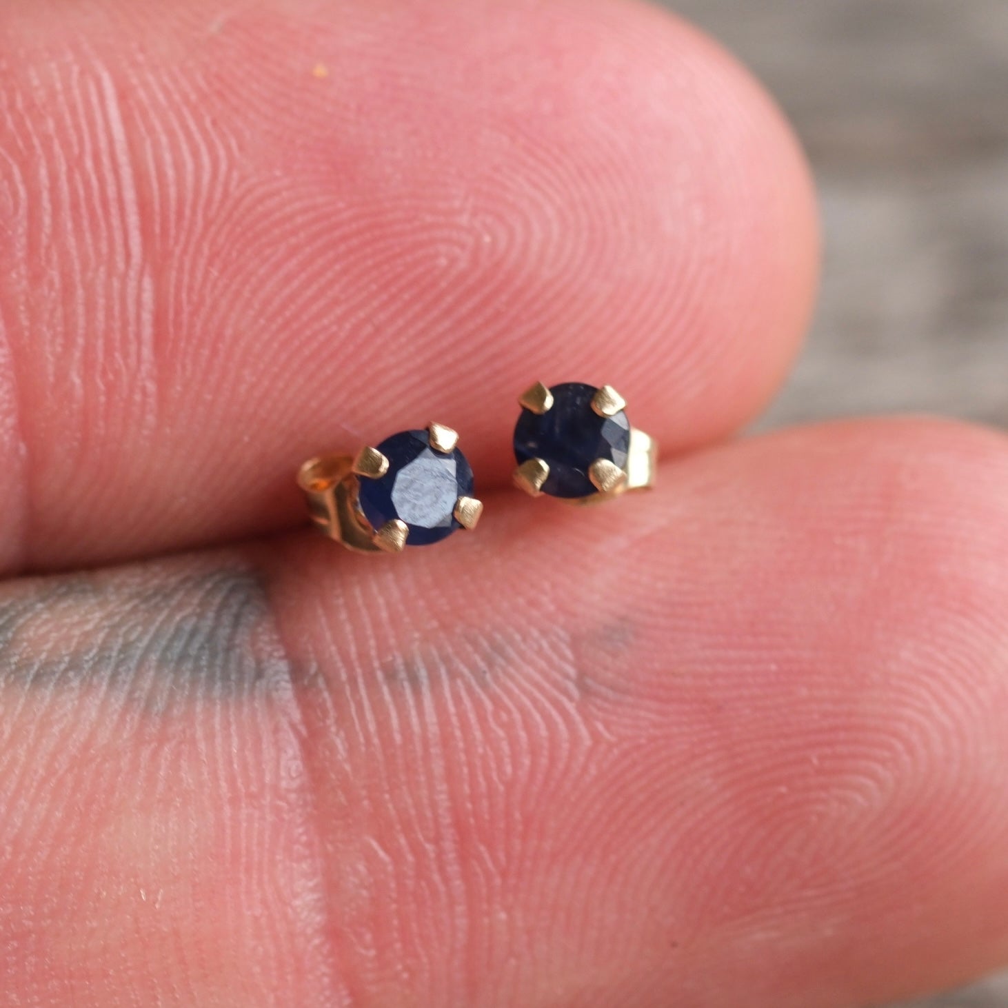 Vintage 14K Gold Blue Saphire Stud Earrings