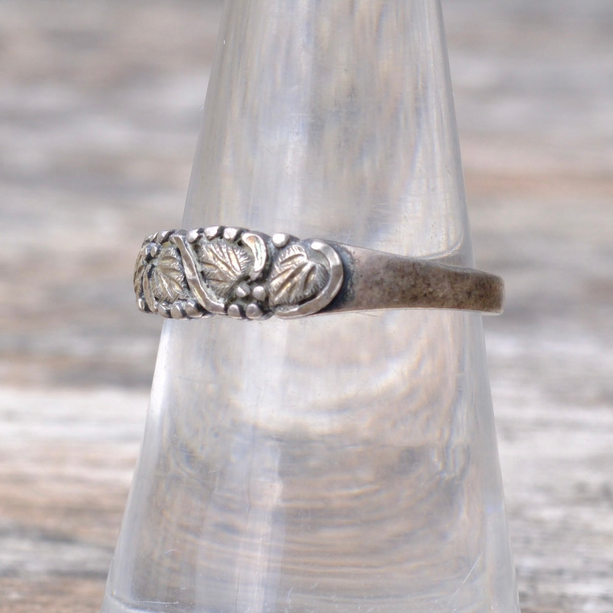 Vintage Sterling Leaf Band Ring 7.5