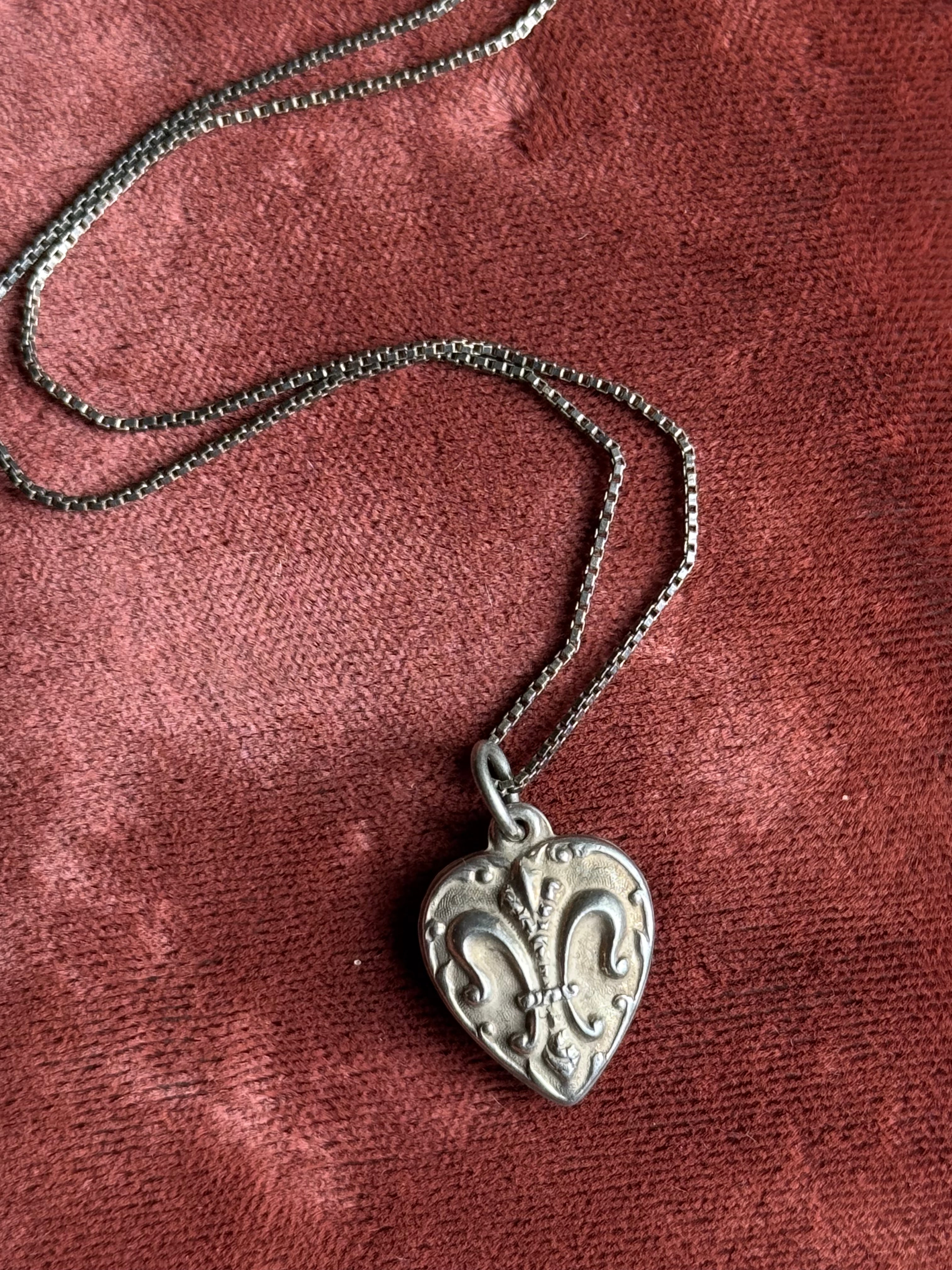 Vintage Sterling Silver Fleur de Lis Forget Me Not Necklace
