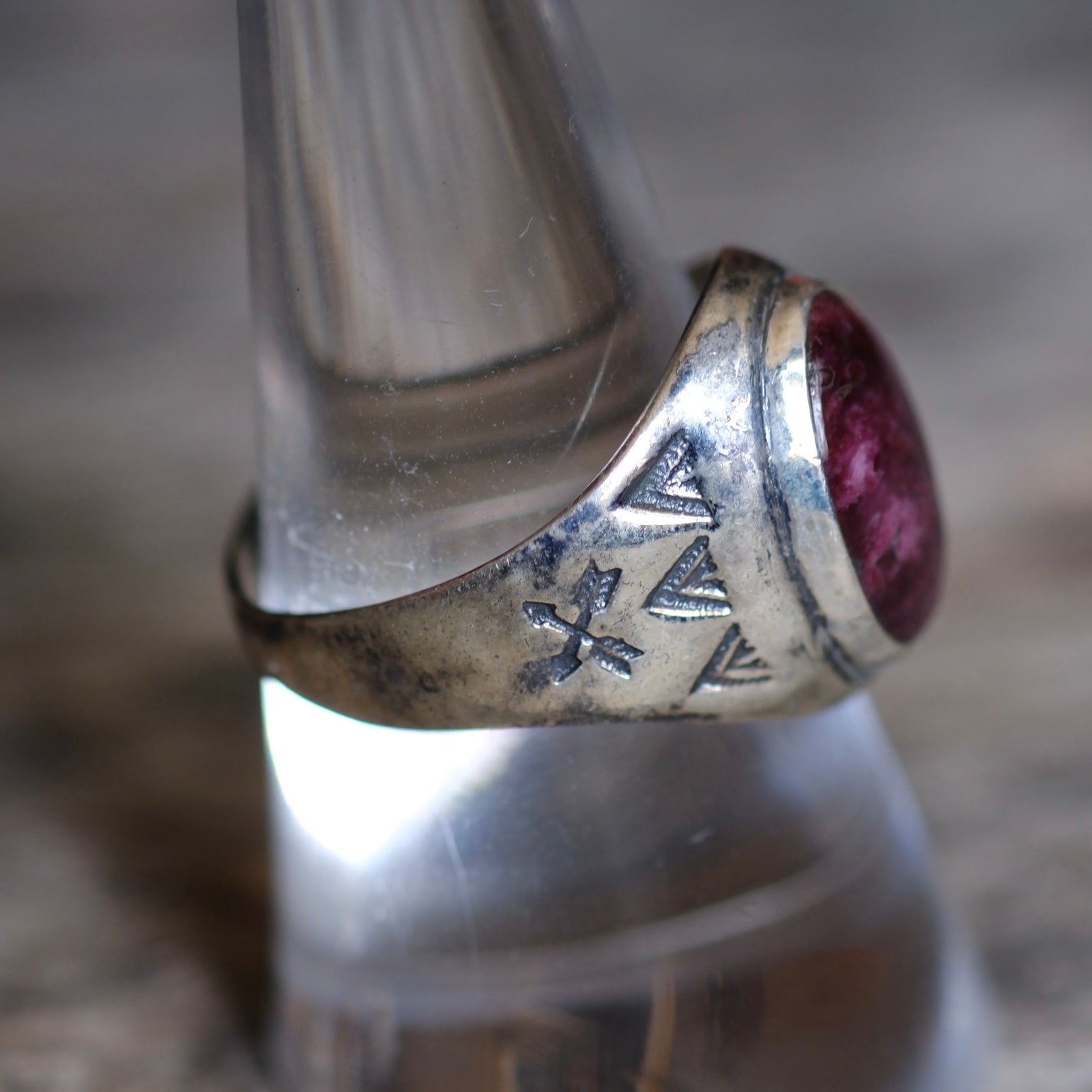 Vintage Sterling Purple Spiny Oyster Stamped Arrows Ring 8.5
