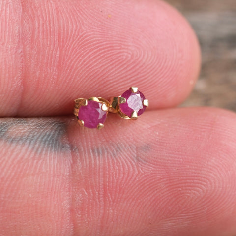 Vintage 14K Gold Red Saphire Stud Earrings