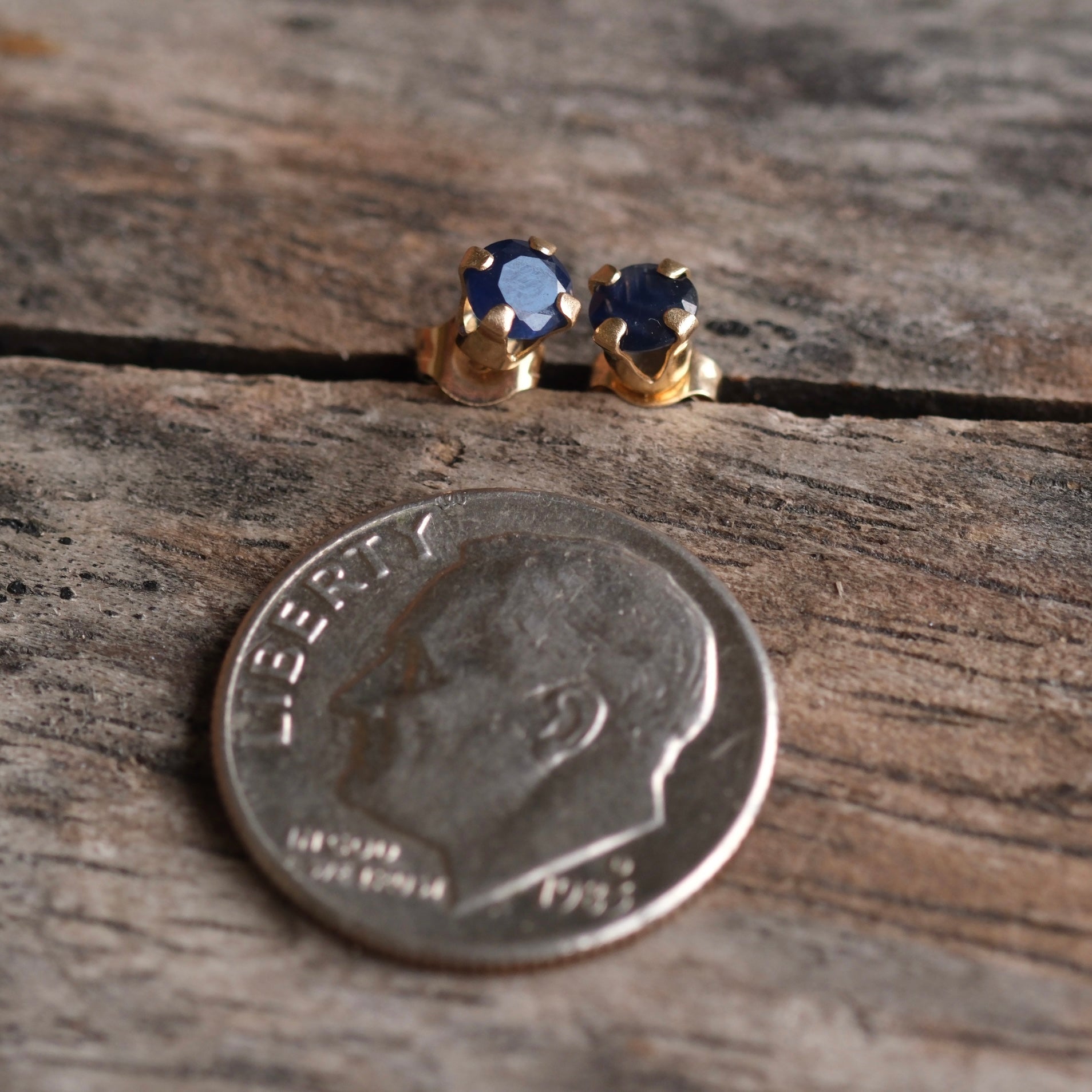 Vintage 14K Gold Blue Saphire Stud Earrings