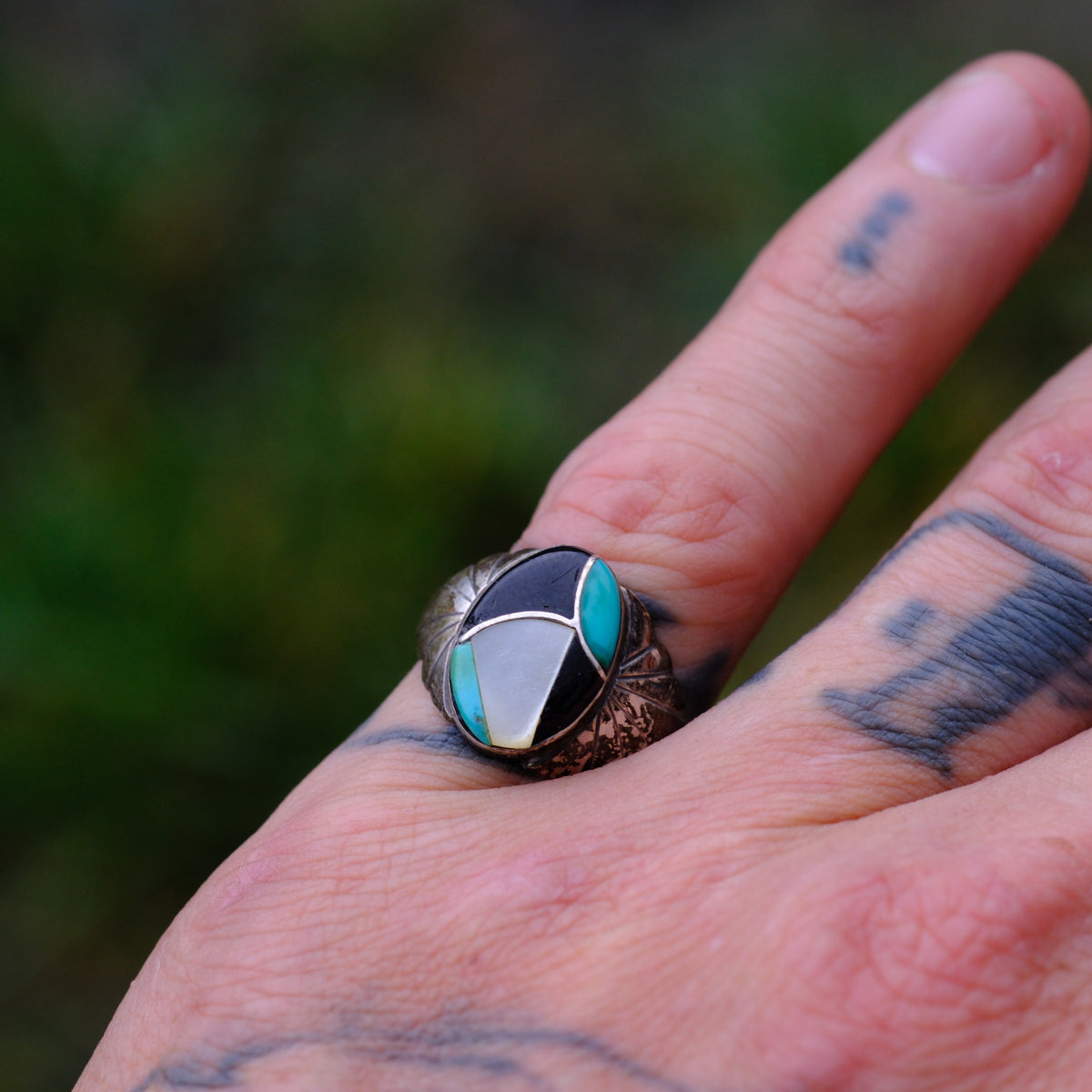 Vintage Sterling Multi Stone Inlay Ribbed Band Ring 7
