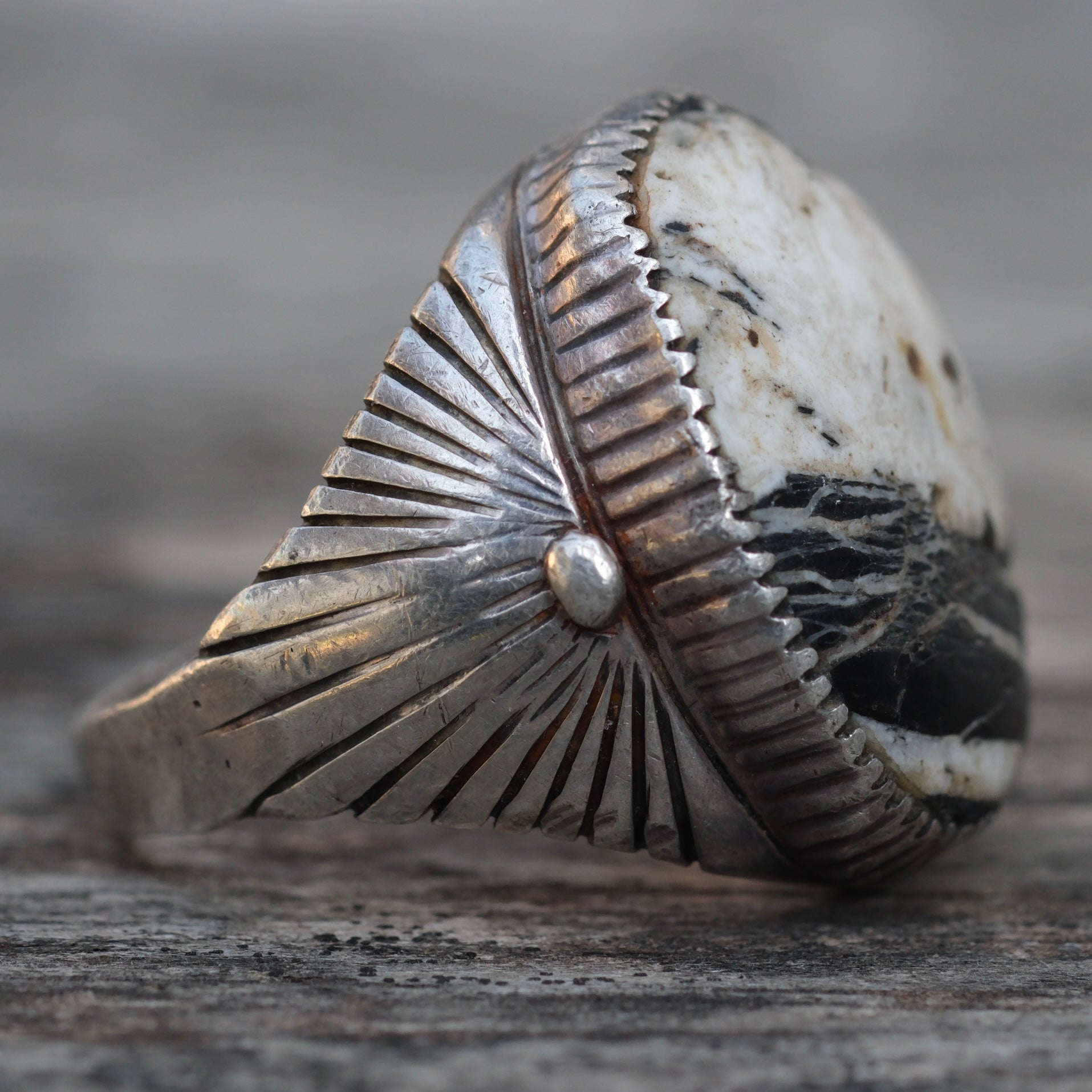 Vintage Sterling White Buffalo Ribbed Band Ring Ring 12.75