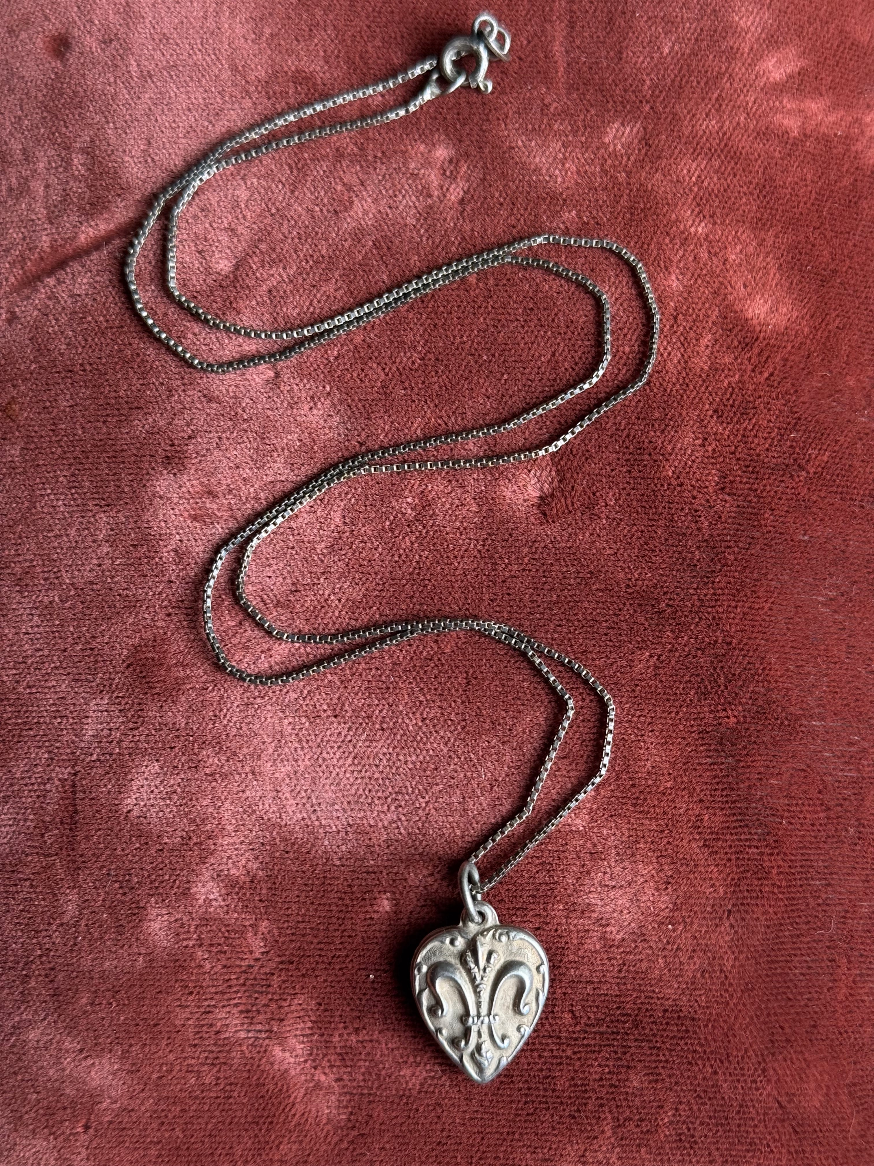 Vintage Sterling Silver Fleur de Lis Forget Me Not Necklace
